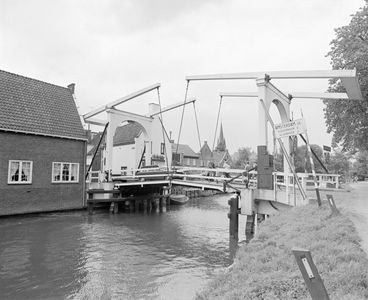 880837 Gezicht op de dubbele ophaalbrug over de Vecht te Breukelen.